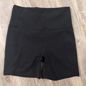 Vuori black biker shorts 4.5” inseam size small with pockets